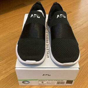 Women’s Techbloom Bliss size 6, in box